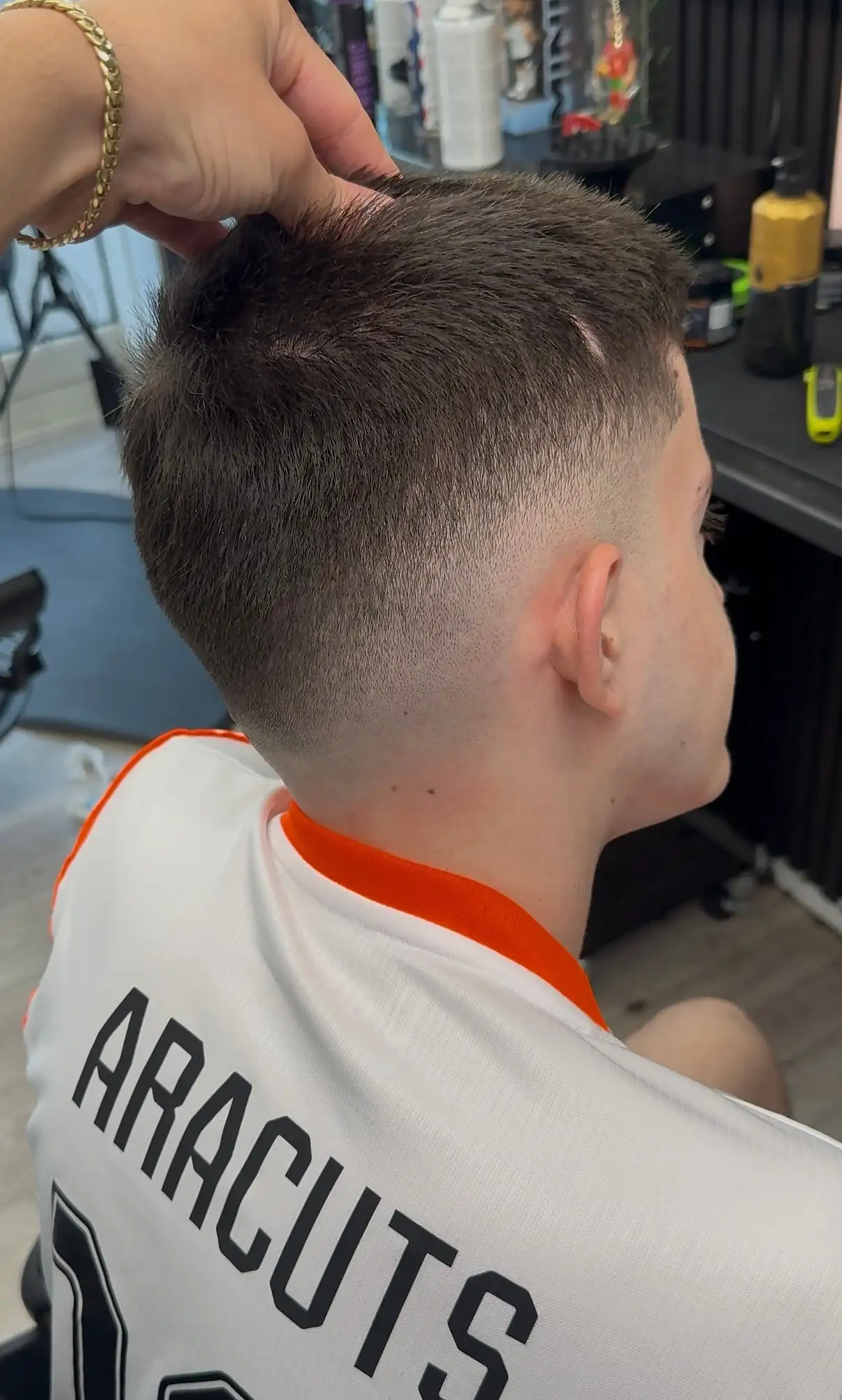 Kort tekstureret klip med skin fade i siden, set skråt bagfra
