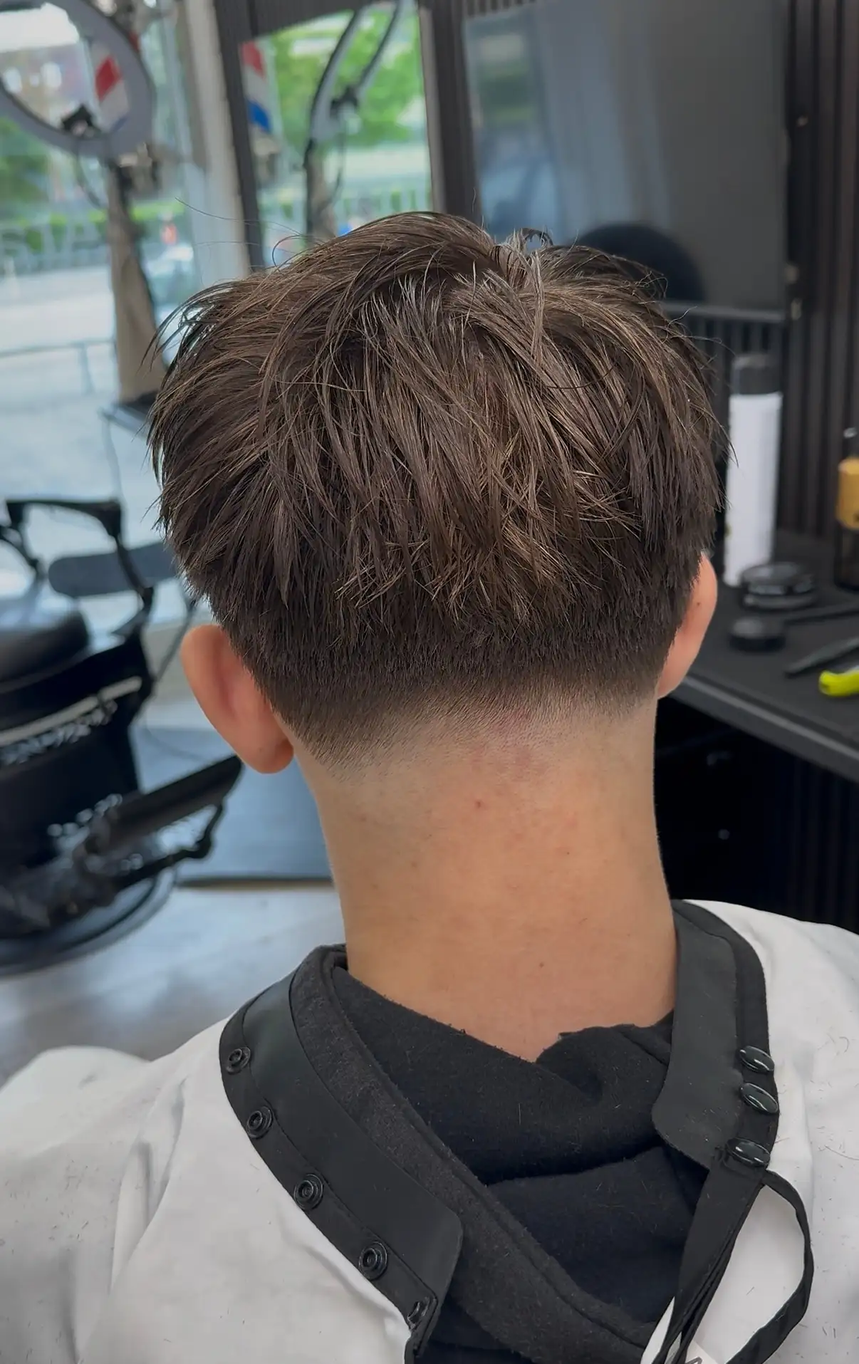 Tekstureret top med taper fade i nakken, set bagfra